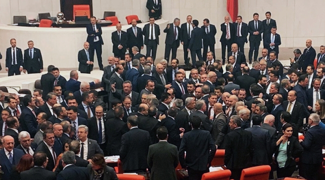 Mecliste büyük kavga: Yumruklar havada uçuştu