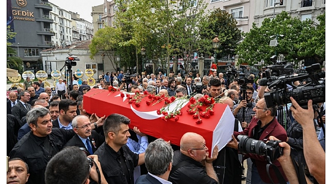 Gazeteci yazar Hıfzı Topuz son yolculuğuna uğurlandı