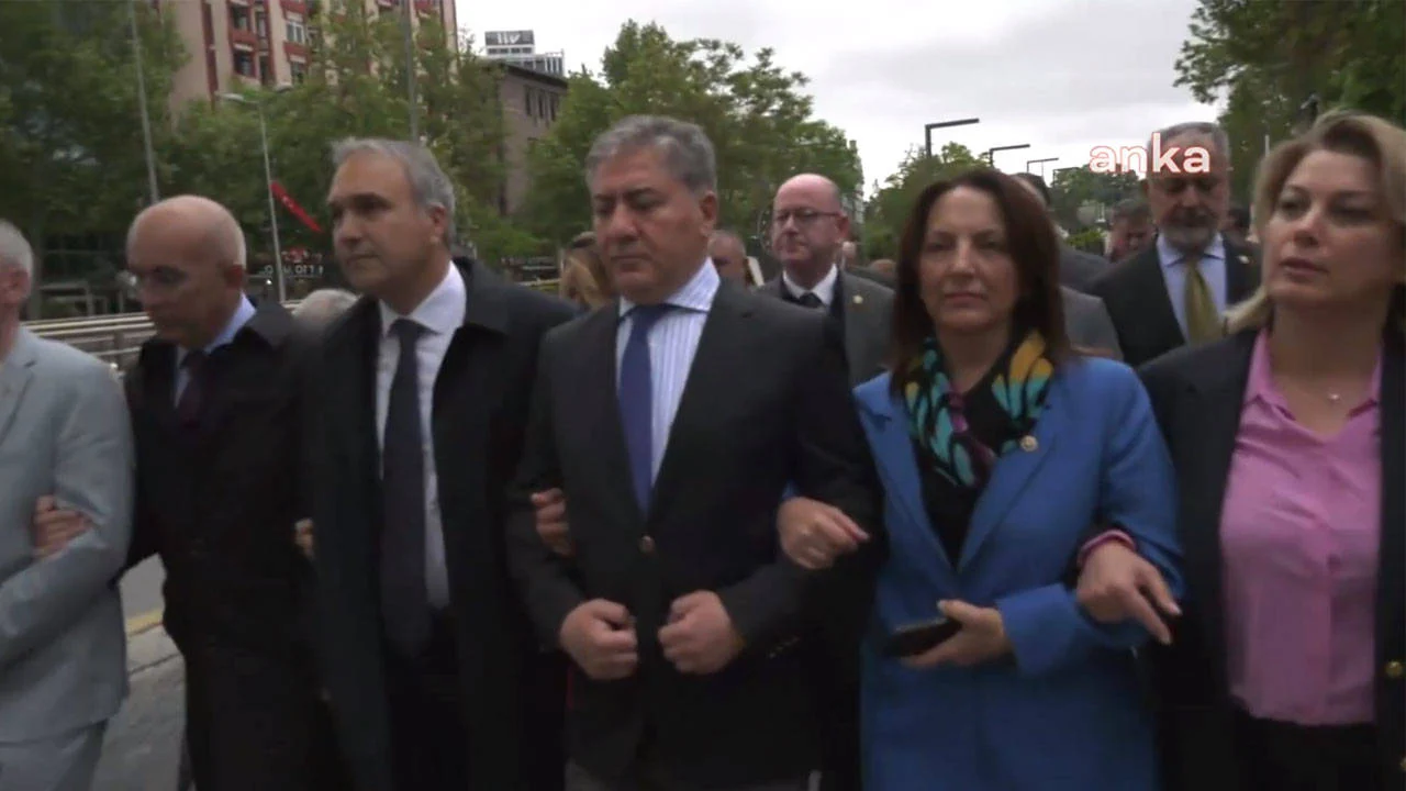 CHP'den MEB'in önünde 'yeni müfredat' protestosu